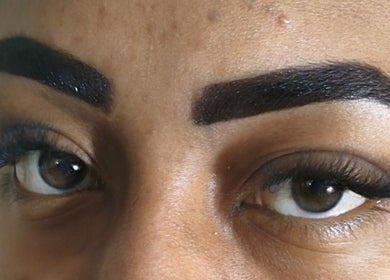 Sobrancelhas bem definidas e cílios volumosos na Natalia Rocha Beauty, São Paulo, São Paulo, BR.