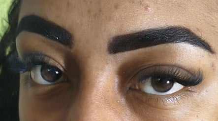 Sobrancelhas bem definidas e cílios volumosos na Natalia Rocha Beauty, São Paulo, São Paulo, BR.
