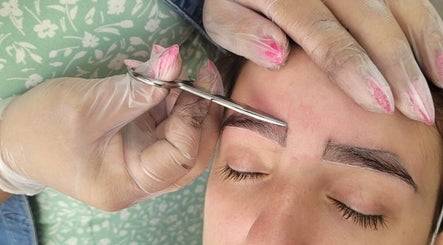 Design de sobrancelhas no Amara Beleza & Beauty, São Paulo, São Paulo, BR, com profissional delicado.
