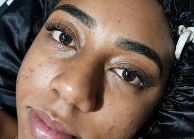 Tratamento facial no Amara Beleza & Beauty, São Paulo, São Paulo, BR, destacando pele saudável e cílios longos.