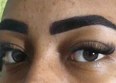 Sobrancelhas e cílios destacados em Amara Beleza & Beauty, São Paulo, São Paulo, BR.