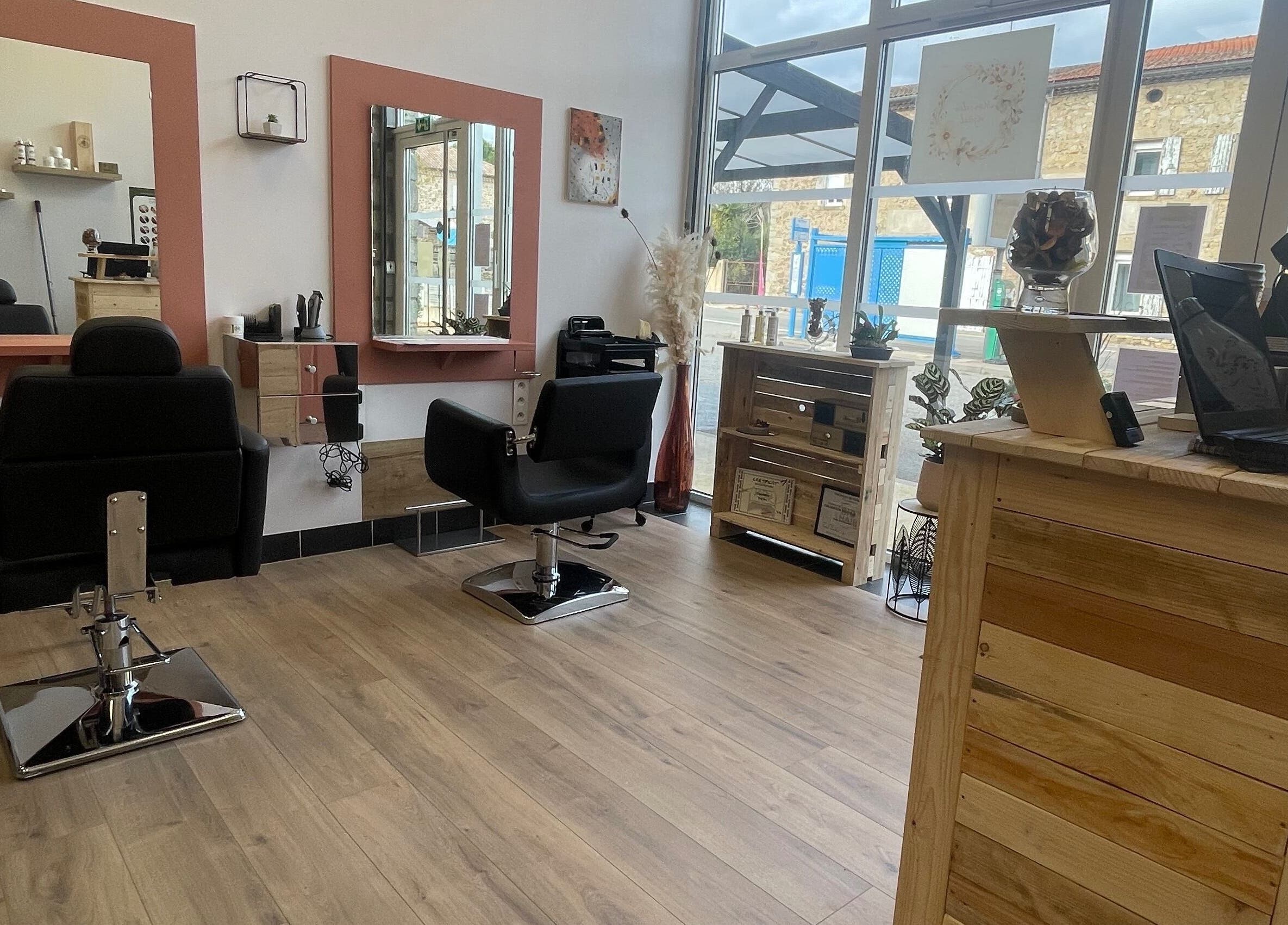 Salon moderne chez Coiffure By Cha, Uzer, Auvergne-rhône-alpes, FR avec miroirs et sièges élégants.