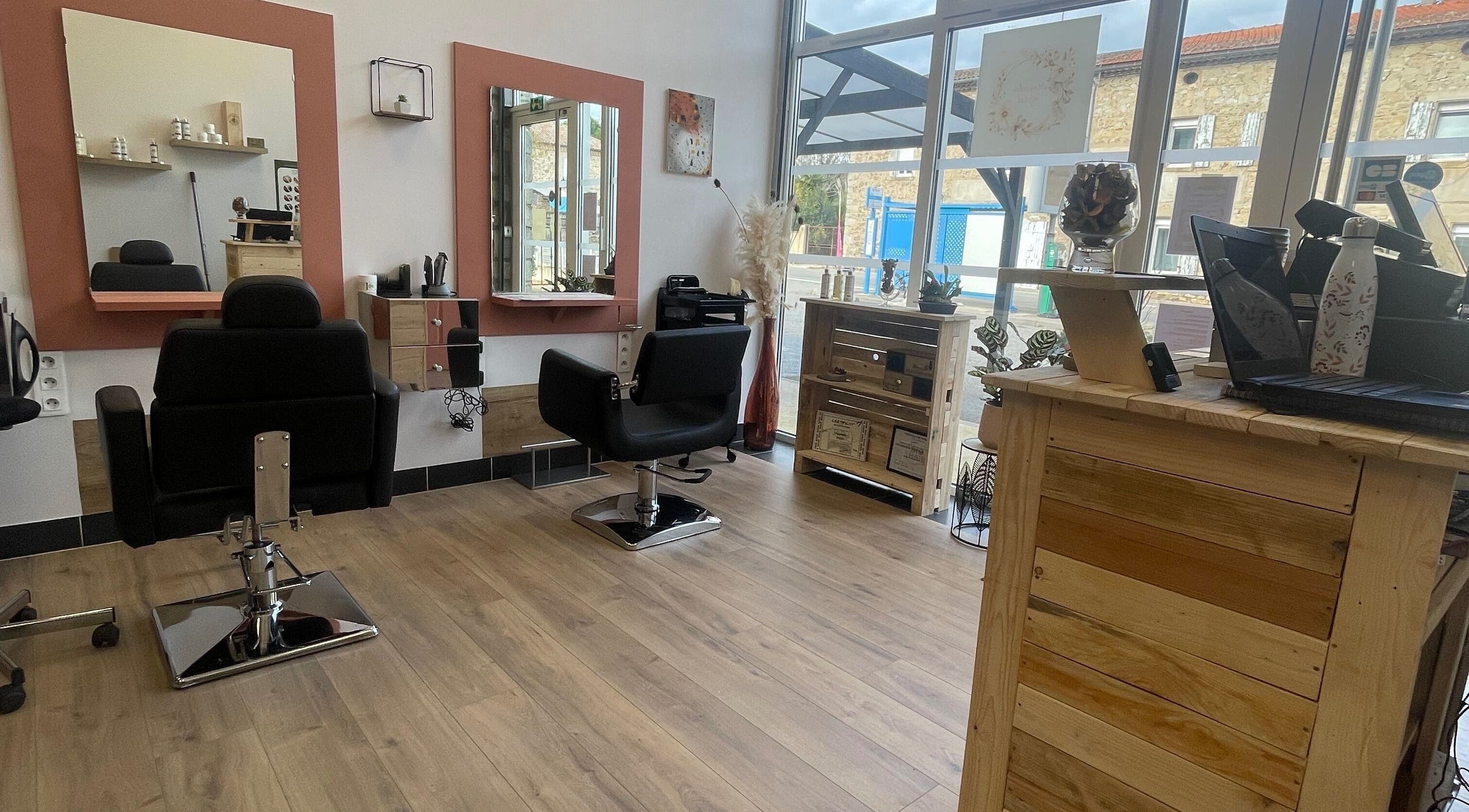 Salon moderne chez Coiffure By Cha, Uzer, Auvergne-rhône-alpes, FR avec miroirs et sièges élégants.