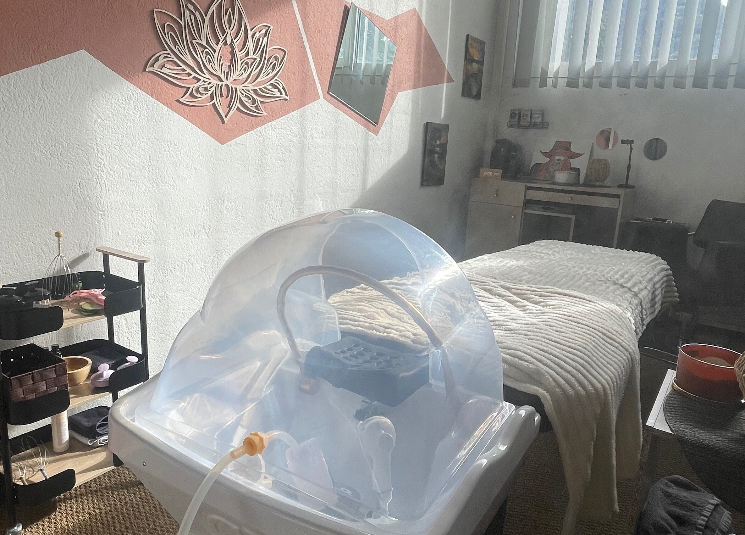 Intérieur apaisant chez Coiffure By Cha, Uzer, Auvergne-Rhône-Alpes, FR, avec lit de soin et décoration murale.