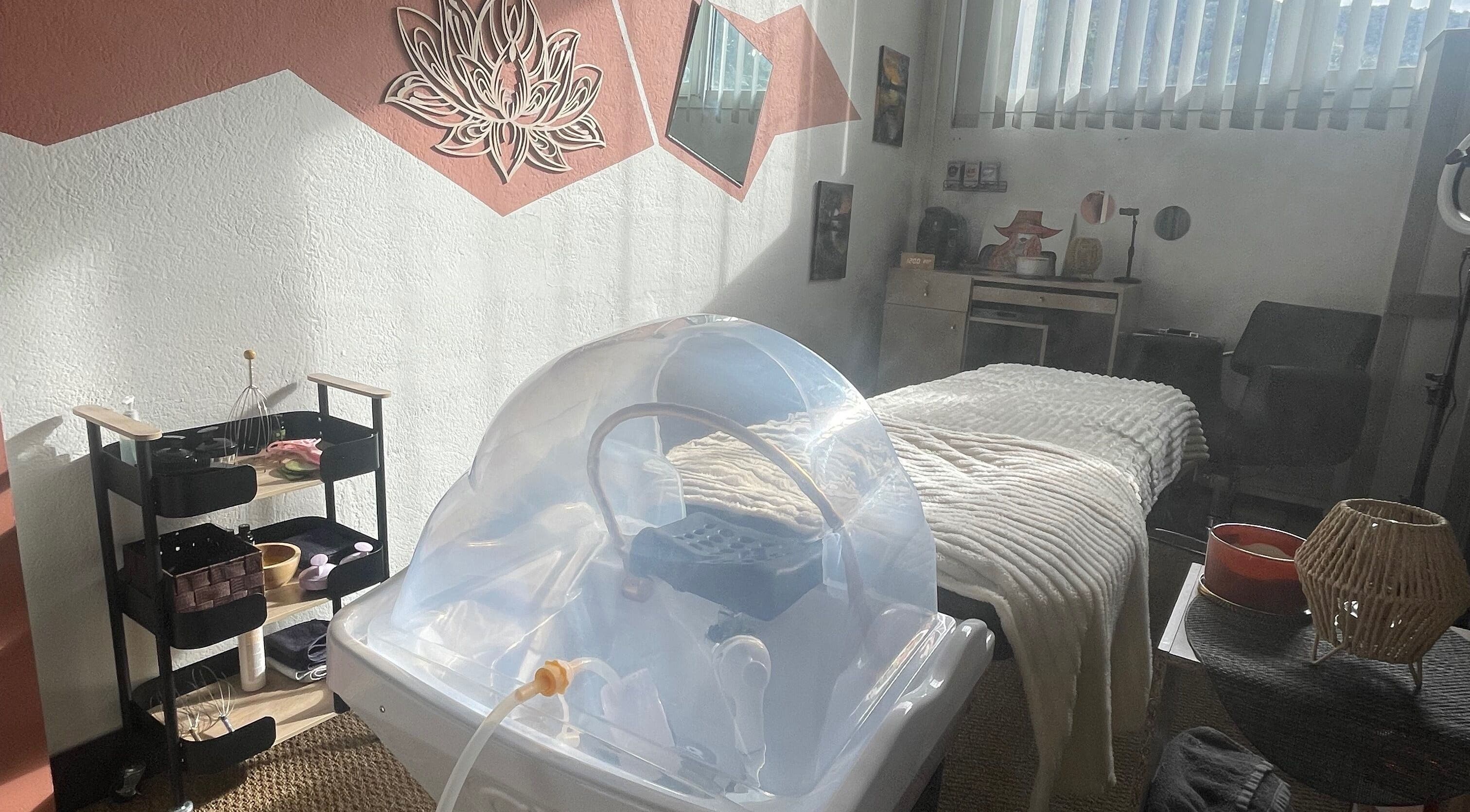 Intérieur apaisant chez Coiffure By Cha, Uzer, Auvergne-Rhône-Alpes, FR, avec lit de soin et décoration murale.