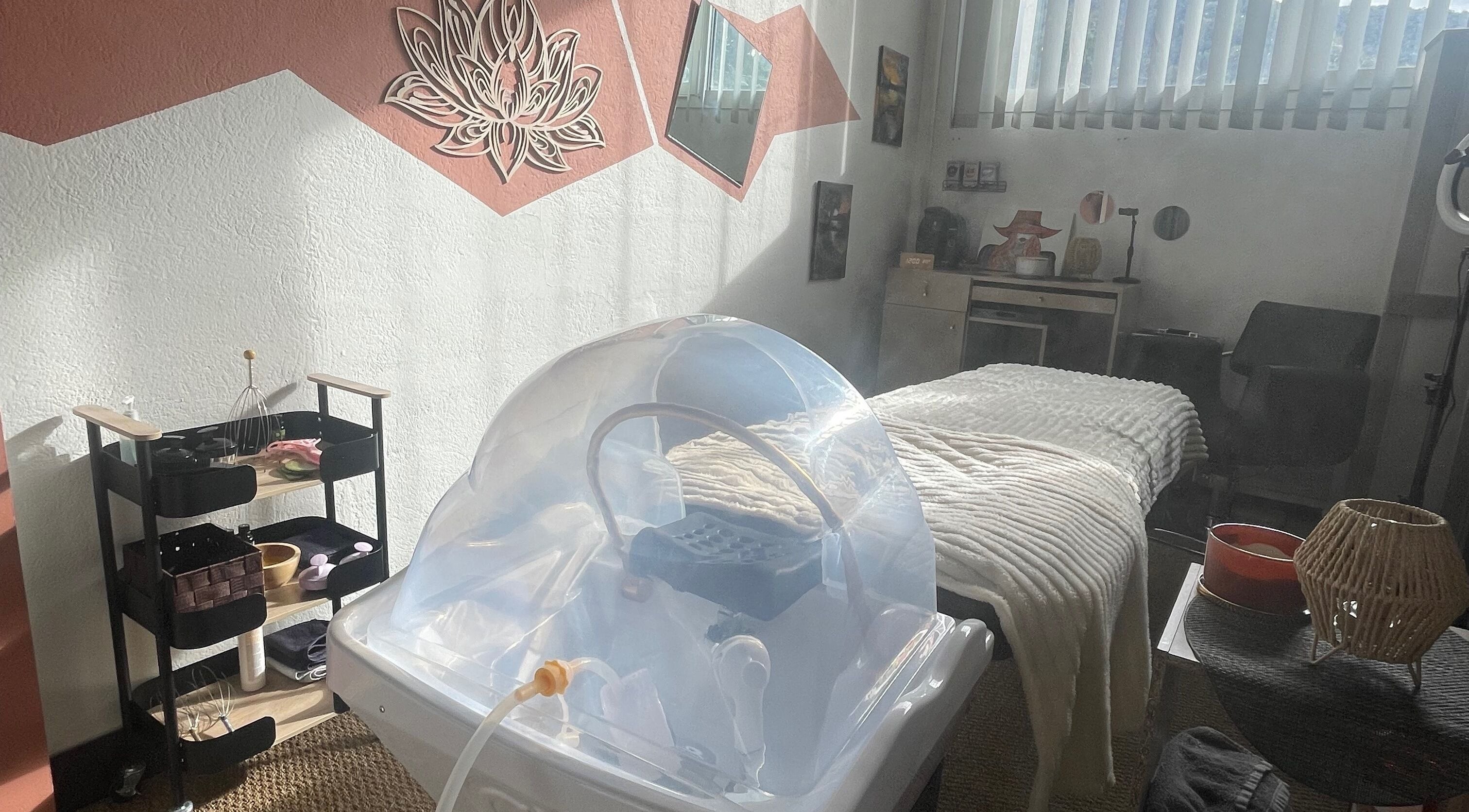 Intérieur apaisant chez Coiffure By Cha, Uzer, Auvergne-Rhône-Alpes, FR, avec lit de soin et décoration murale.
