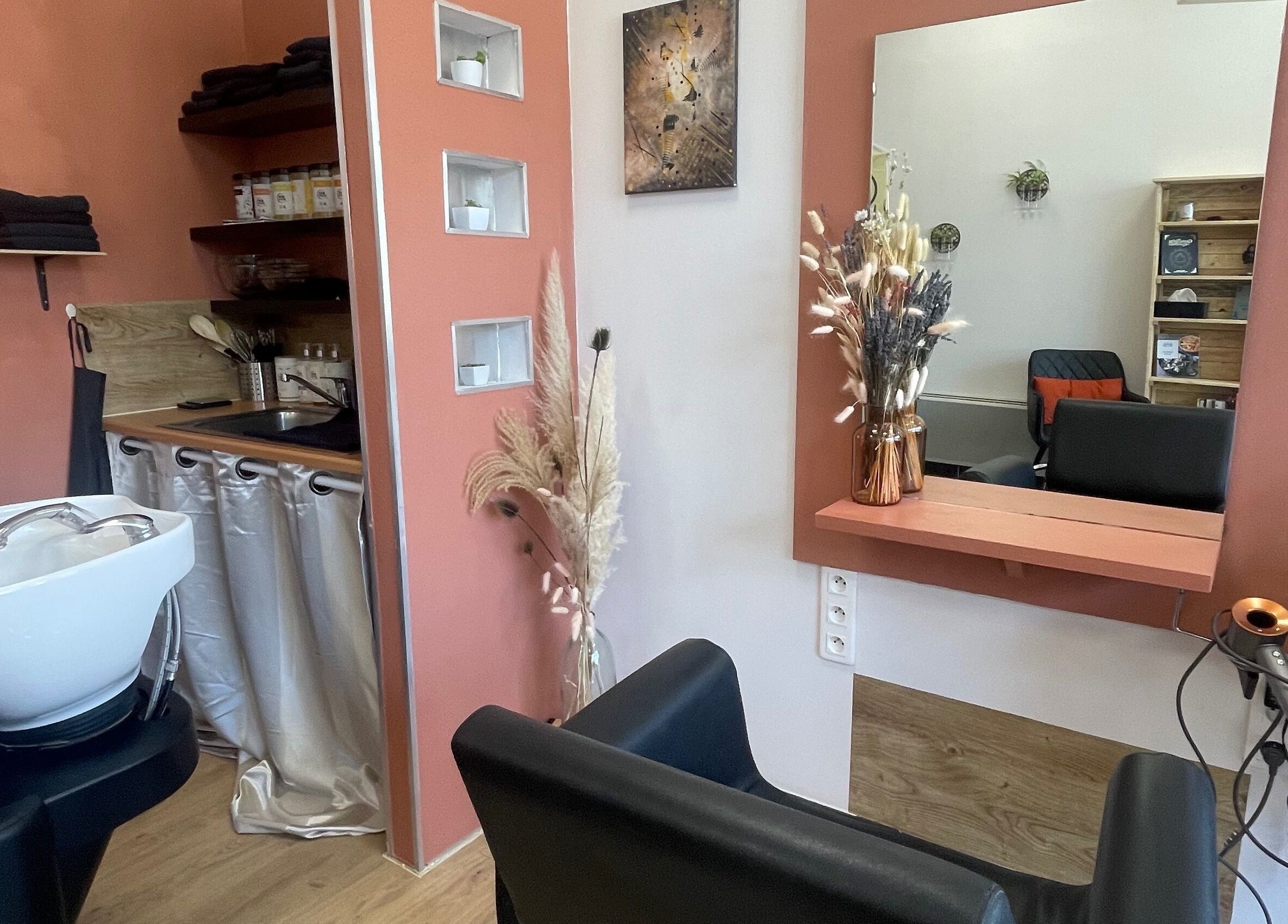Intérieur stylé de Coiffure By Cha à Uzer, Auvergne-rhône-alpes, FR avec équipements modernes.
