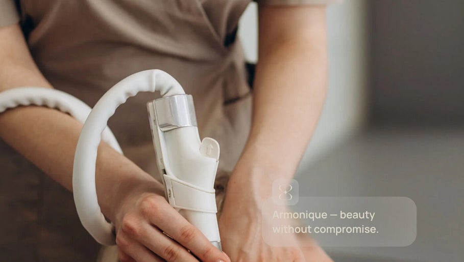 Advanced beauty treatment at Aesthetic Shape, Koh Phangan, TH, featuring modern aesthetic equipment.