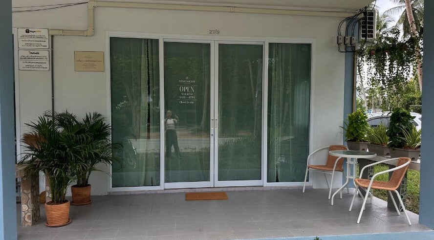Entrance to Armonique | Body Contouring & Anti-Cellulite Studio in Chang Wat Surat Thani with cozy outdoor seating.