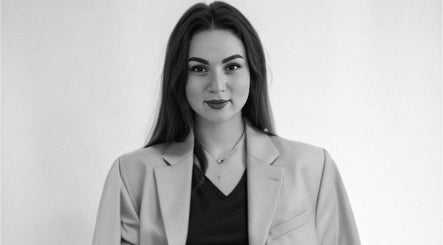 Professional portrait at TyNails by Tatiana Samson, Portsmouth, England, GB. Chic style, confident allure.