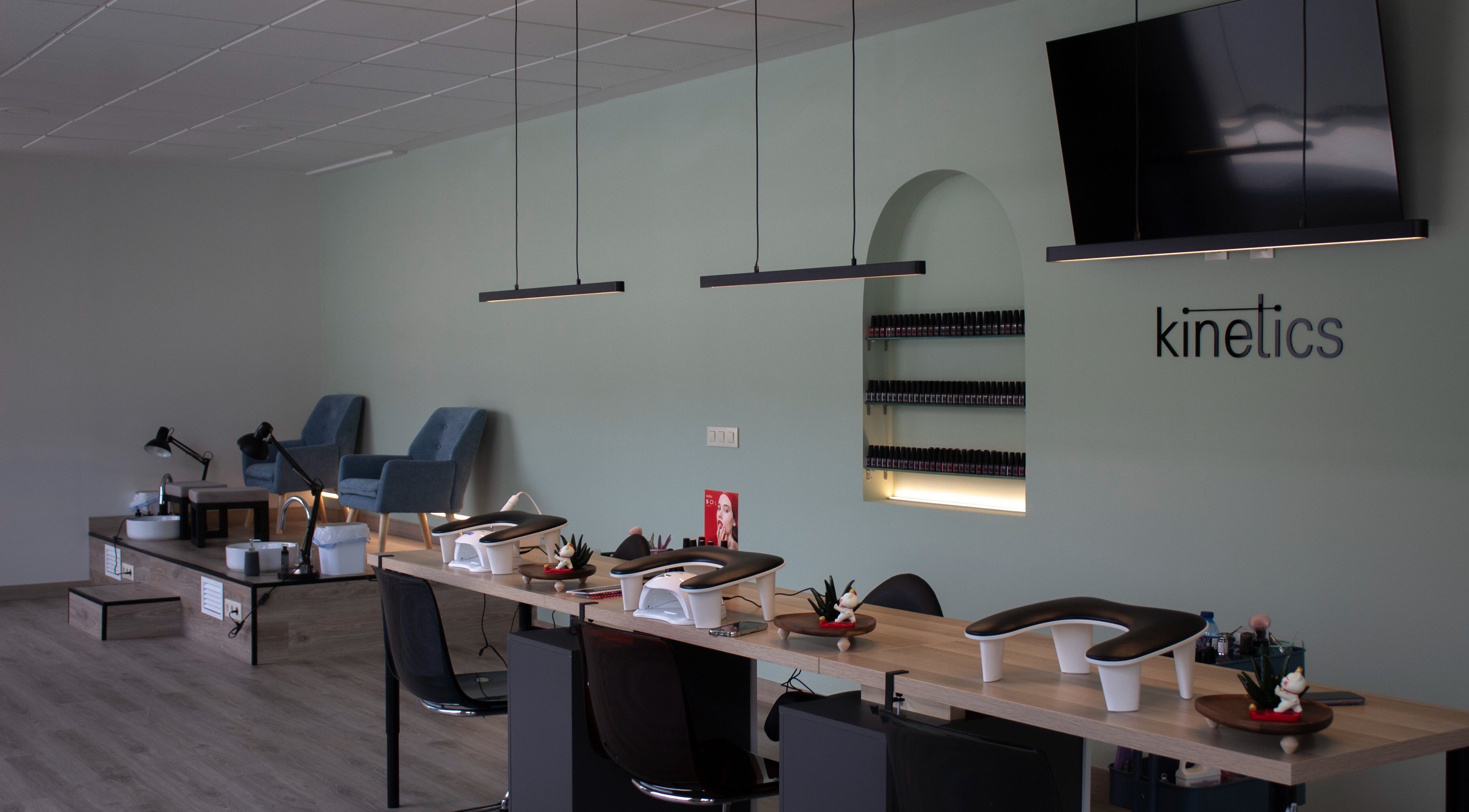 Interior del salón Wabi-Sabi en Albacete, Castilla-la Mancha, ES con sillas modernas y estación de manicura.