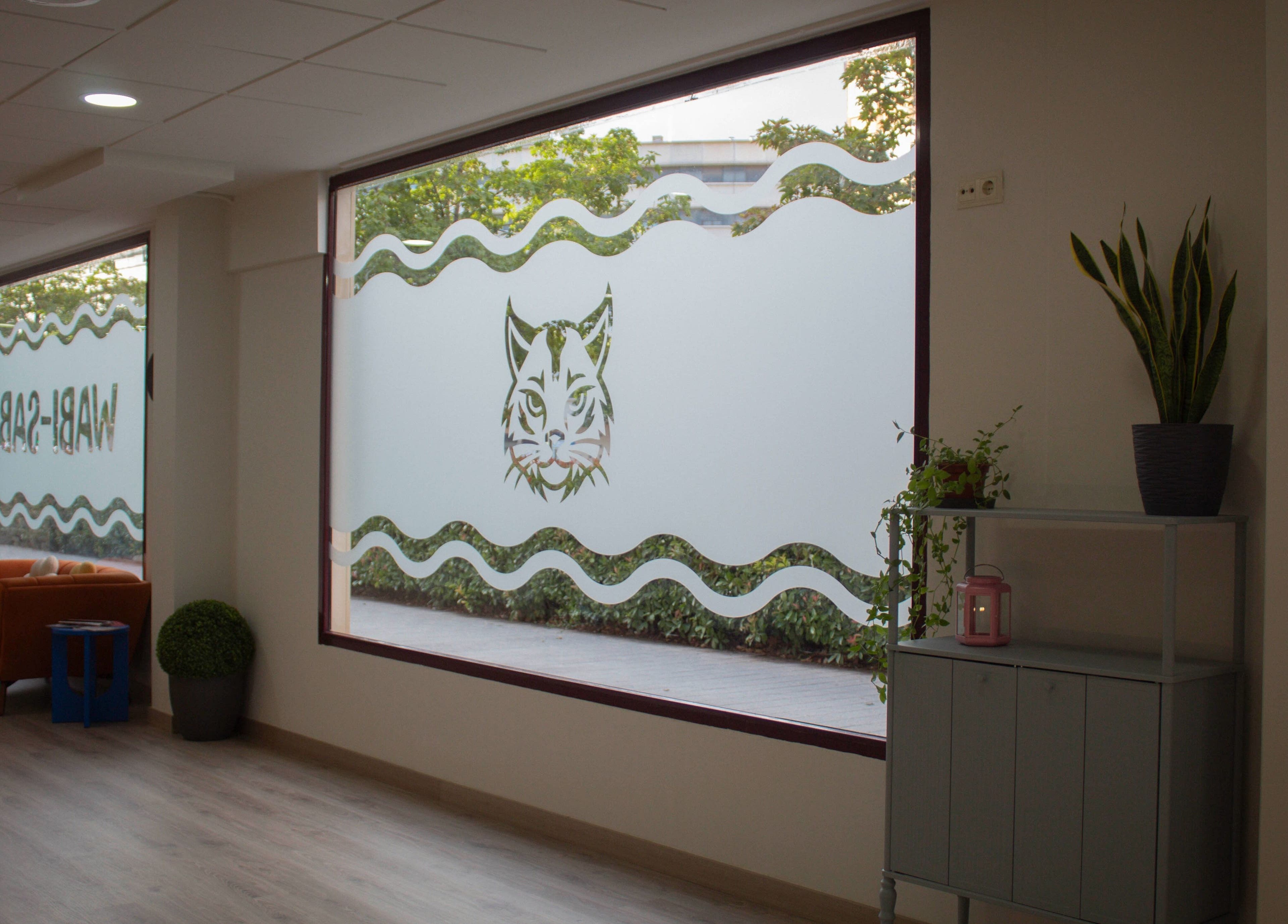 Interior de Wabi-Sabi con ventanas decoradas en Albacete, Castilla-la Mancha, ES.
