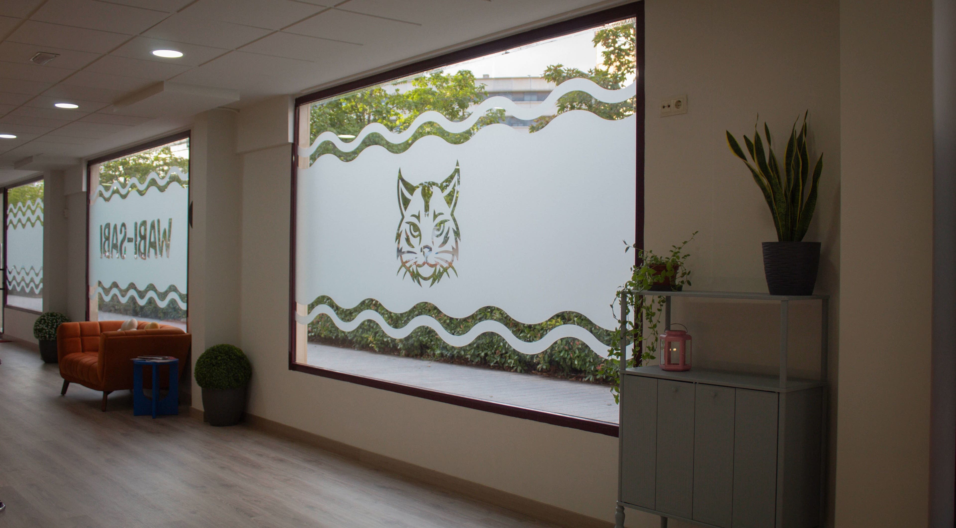 Interior de Wabi-Sabi con ventanas decoradas en Albacete, Castilla-la Mancha, ES.