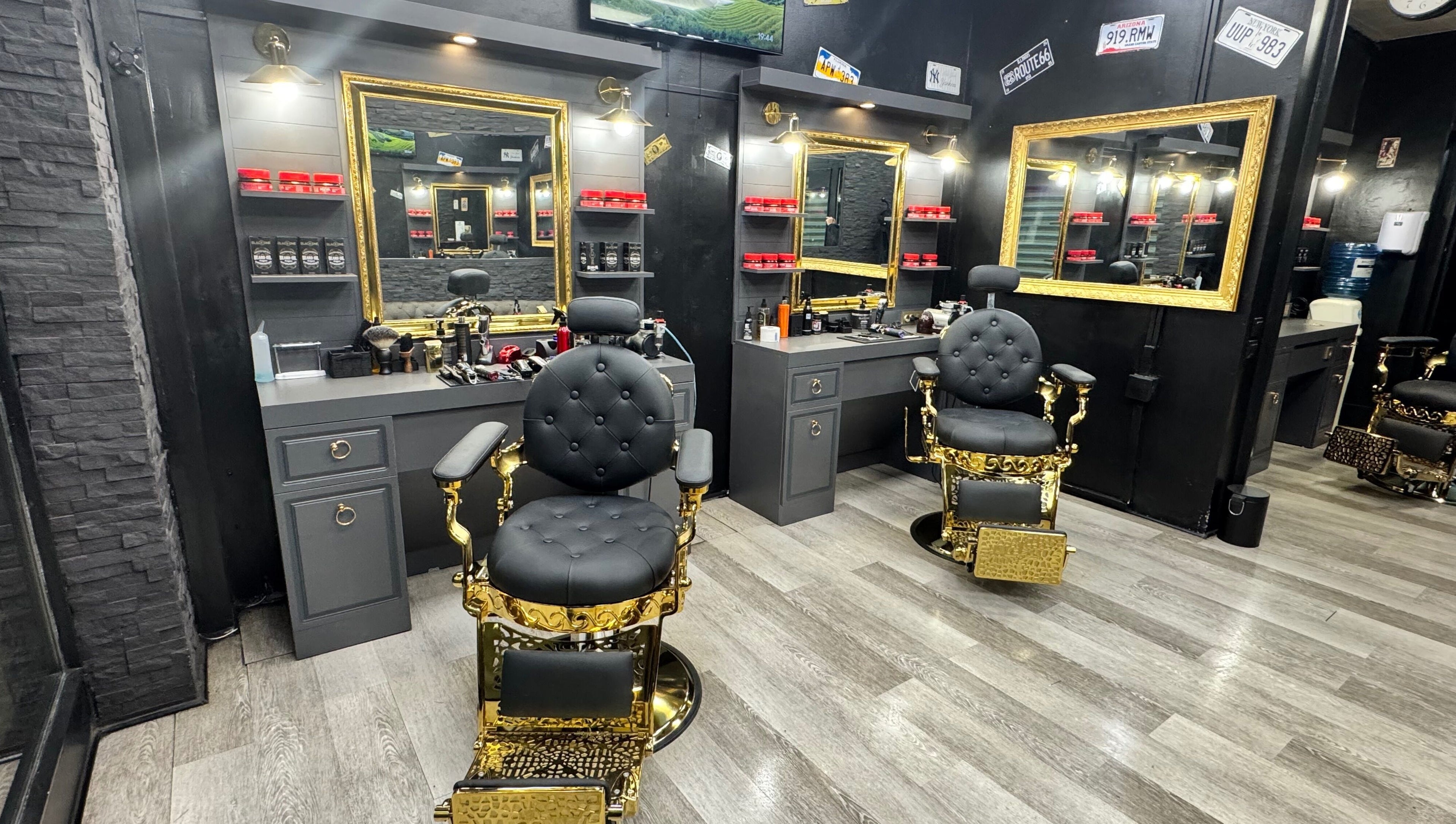 Chaises de barbier élégantes à The Barbers City, Bagneux, Île-de-France, FR, devant des miroirs dorés.