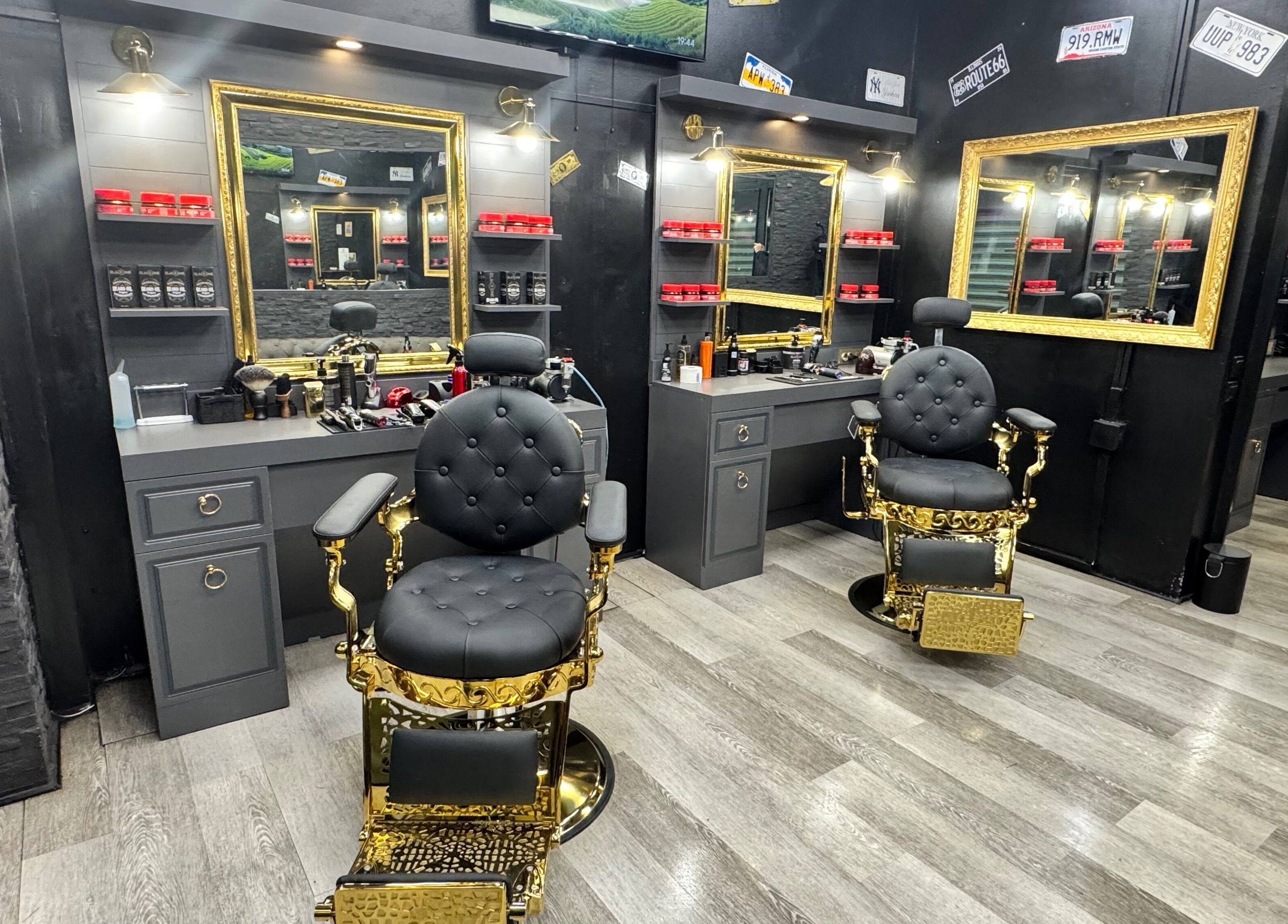 Chaises de barbier élégantes à The Barbers City, Bagneux, Île-de-France, FR, devant des miroirs dorés.