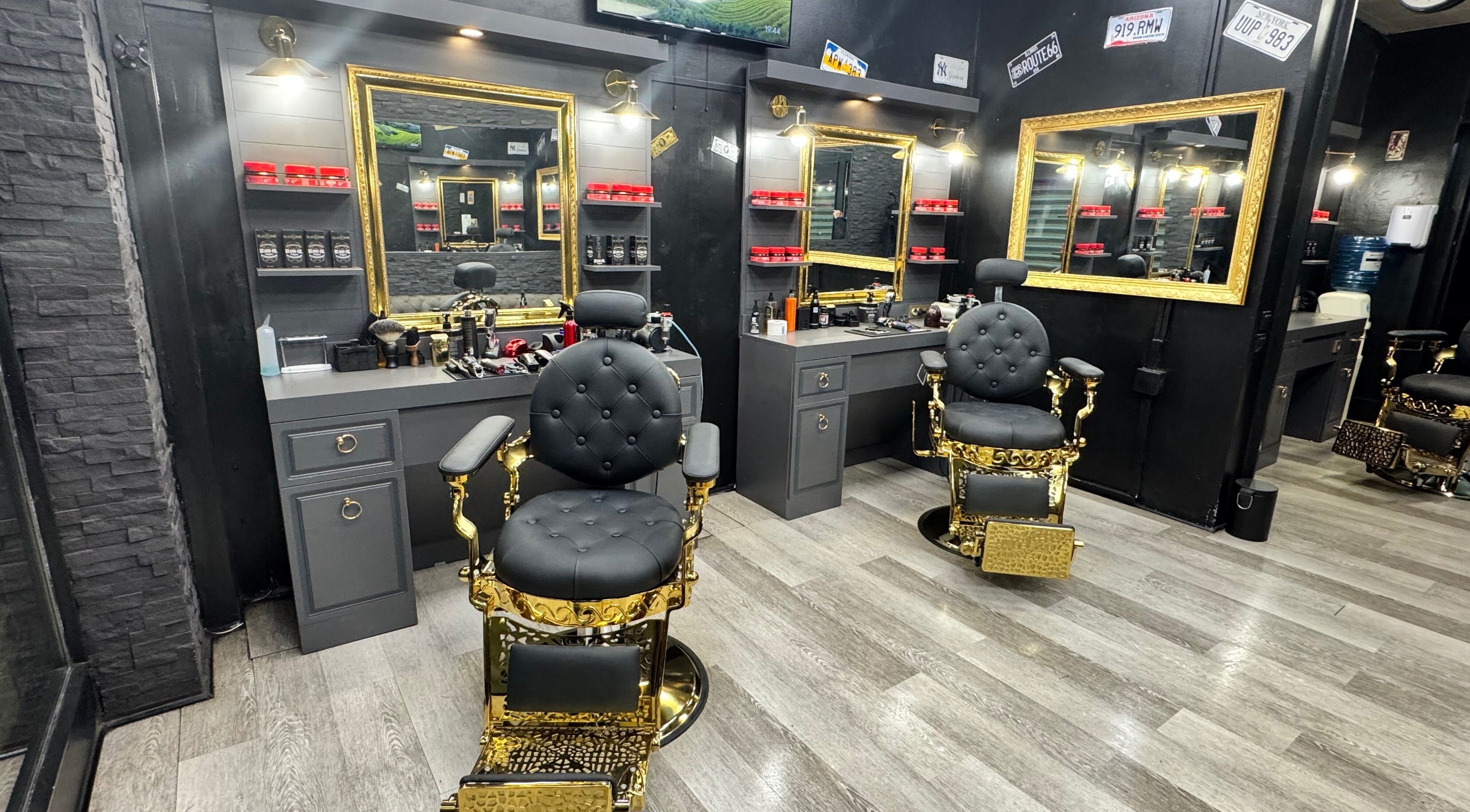 Chaises de barbier élégantes à The Barbers City, Bagneux, Île-de-France, FR, devant des miroirs dorés.