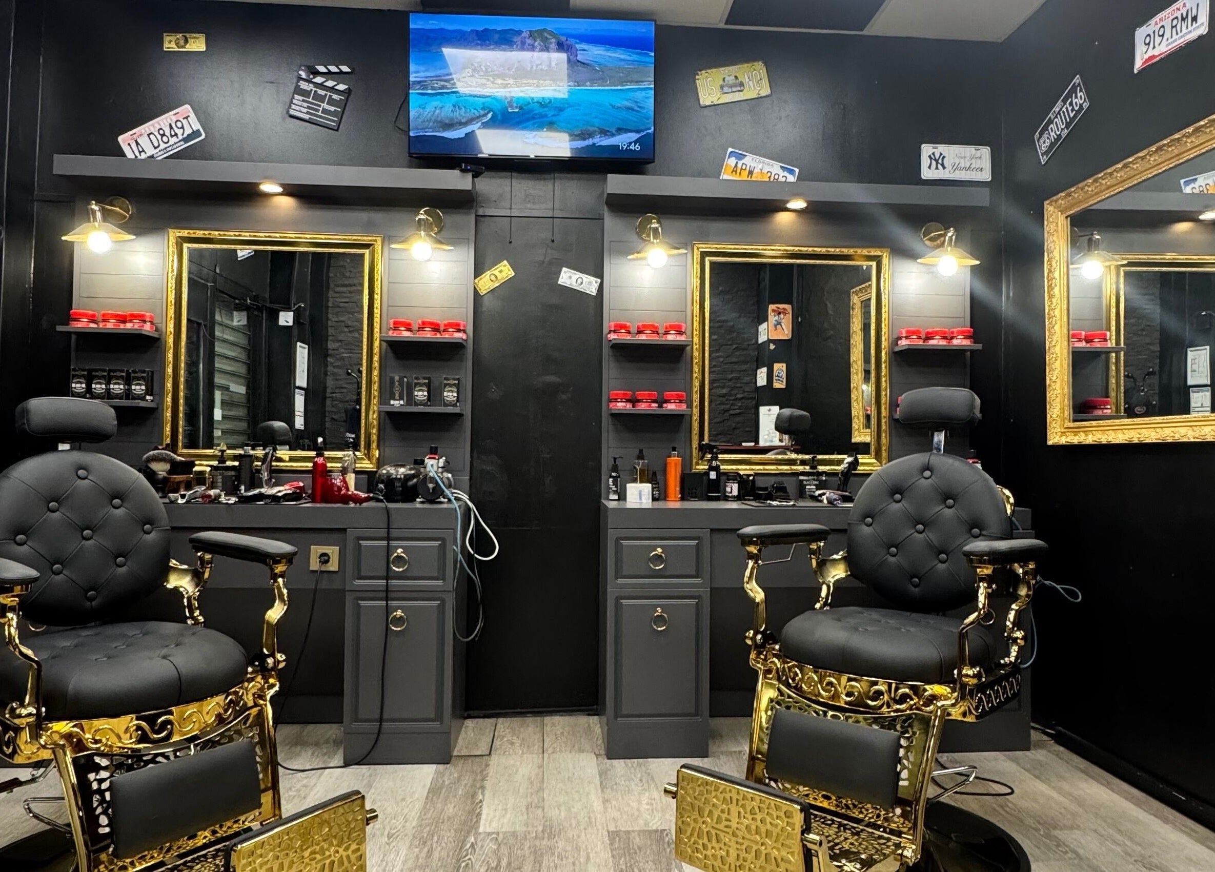 Intérieur stylé de The Barbers City à Bagneux, Île-de-France, FR, avec fauteuils dorés et miroirs luxueux.