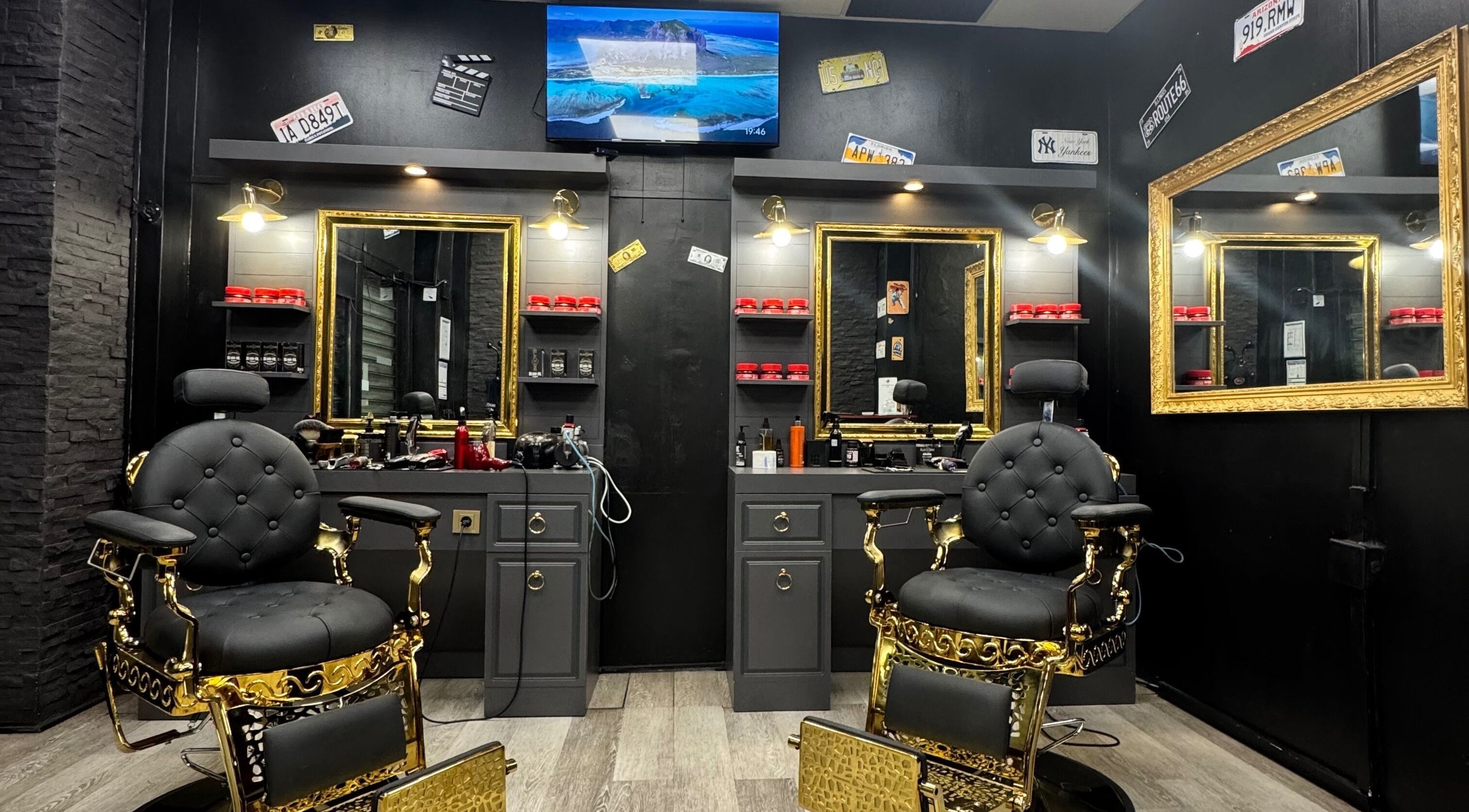 Intérieur stylé de The Barbers City à Bagneux, Île-de-France, FR, avec fauteuils dorés et miroirs luxueux.
