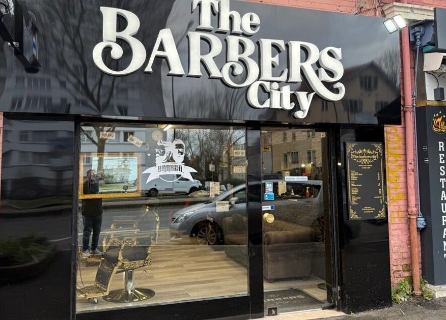 Façade de The Barbers City à Bagneux, Île-de-france, FR, avec devanture moderne.