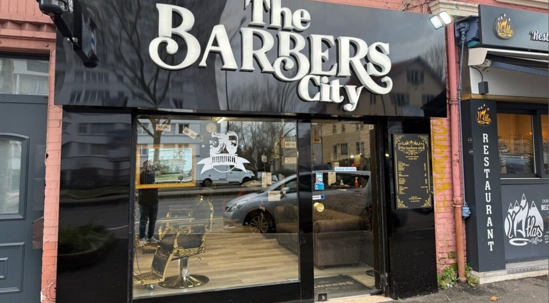 Façade de The Barbers City à Bagneux, Île-de-france, FR, avec devanture moderne.