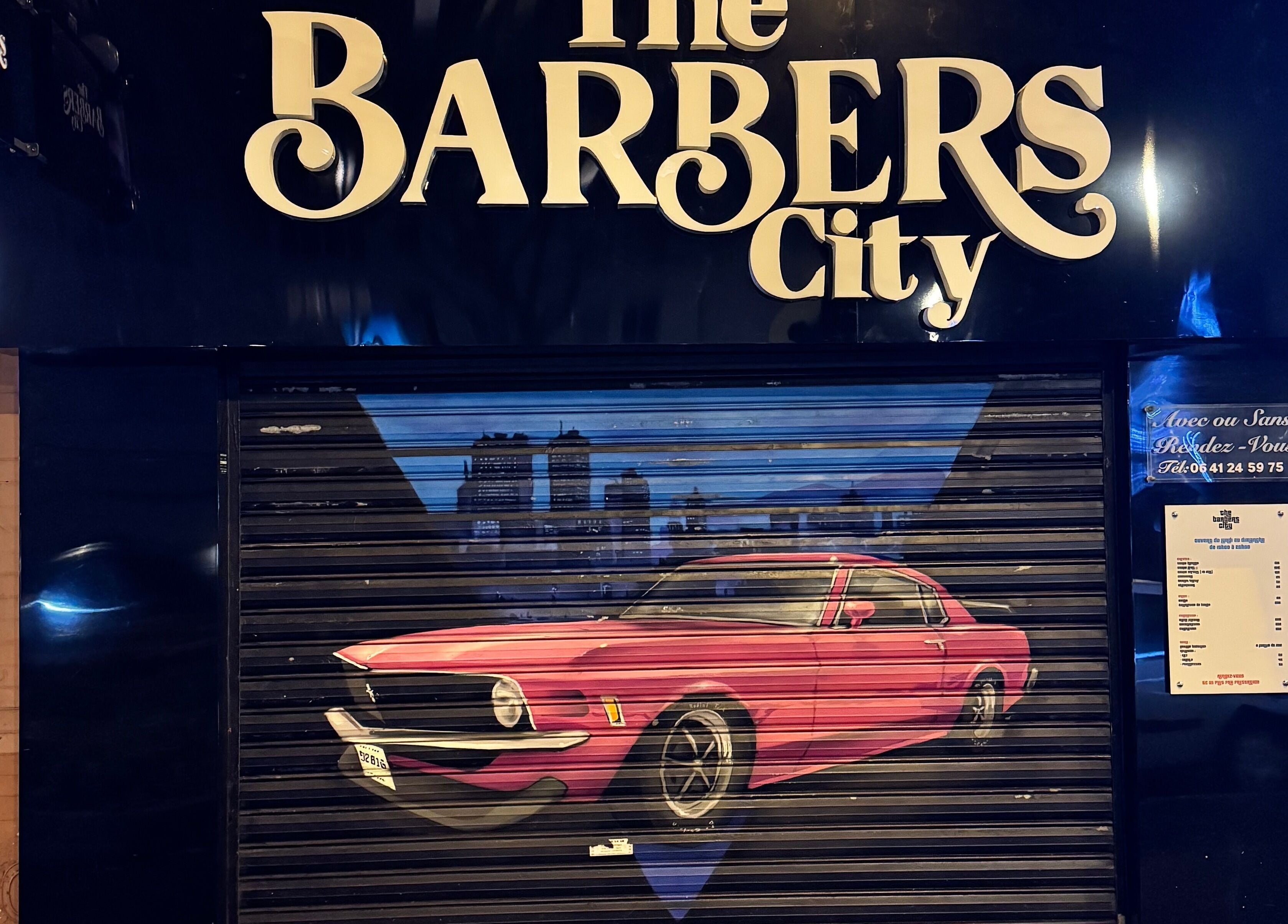 Extérieur de The Barbers City avec peinture de voiture classique à Bagneux, Île-de-France, FR.
