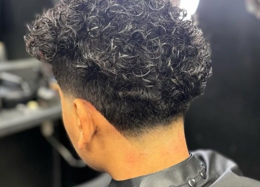 Coiffure bouclée moderne à The Barbers City, Bagneux, Île-de-france, FR.