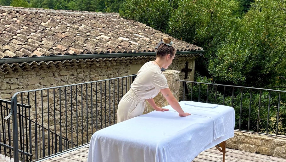Table de massage en terrasse à Hello Skin, Saint-Marcellin-en-Forez, Auvergne-rhône-alpes, FR.