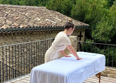 Table de massage en terrasse à Hello Skin, Saint-Marcellin-en-Forez, Auvergne-rhône-alpes, FR.