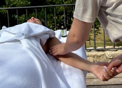 Sérénité et massage extérieur à Hello Skin, Saint-Marcellin-en-Forez, Auvergne-rhône-alpes, FR.