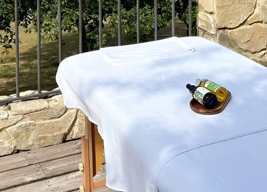 Table de massage Hello Skin en terrasse à Saint-Marcellin-en-Forez, Auvergne-rhône-alpes, FR, avec huiles.