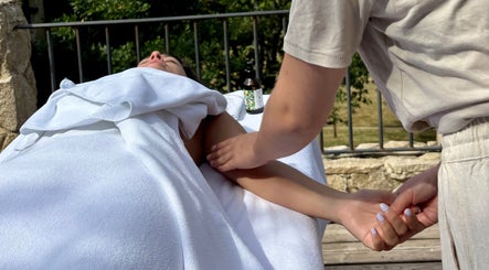 Massage relaxant en plein air chez Hello Skin à Andrézieux-Bouthéon, Auvergne Rhône-Alpes, FR.