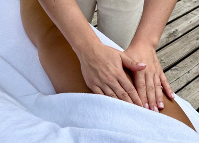 Massage sur lit blanc à Hello Skin, Andrézieux-Bouthéon, Auvergne Rhône-Alpes, FR.