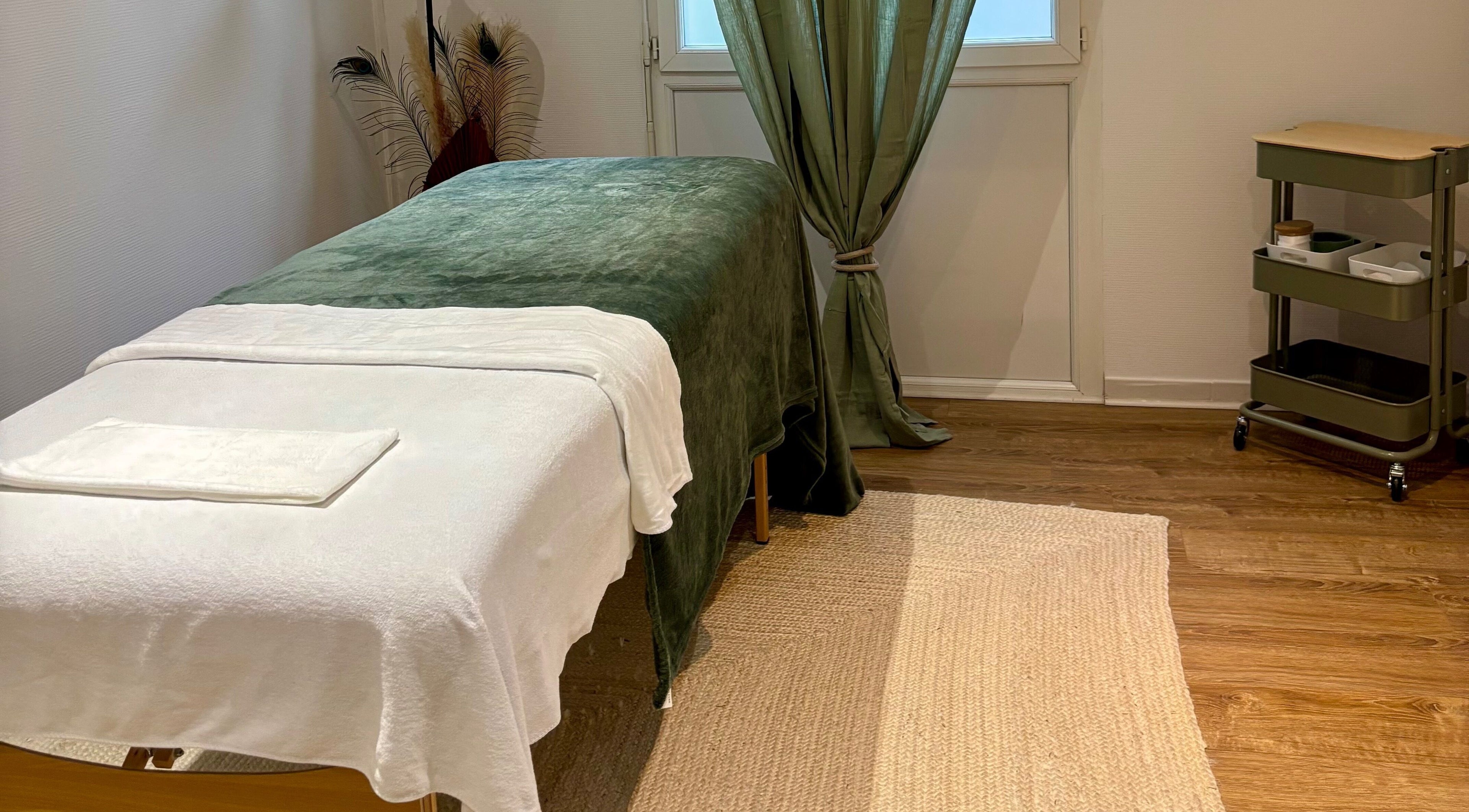 Salle de soin apaisante à Hello Skin, Andrézieux-Bouthéon, Auvergne Rhône-Alpes, FR avec table de massage.