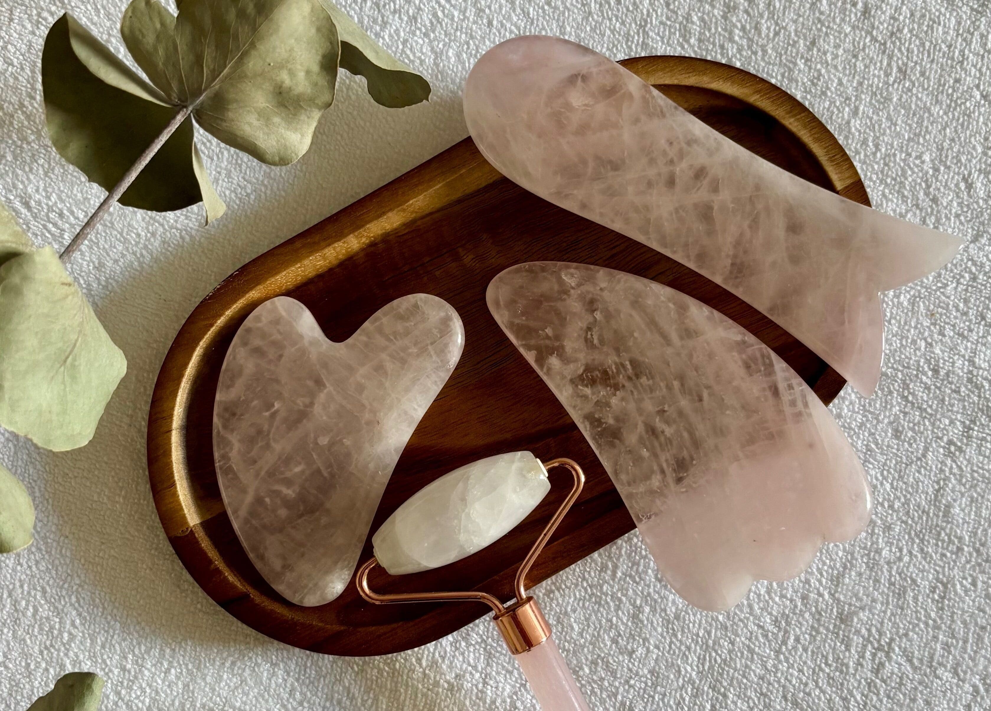 Outils de massage en quartz rose chez Hello Skin, Andrézieux-Bouthéon, Auvergne Rhône-Alpes, FR.