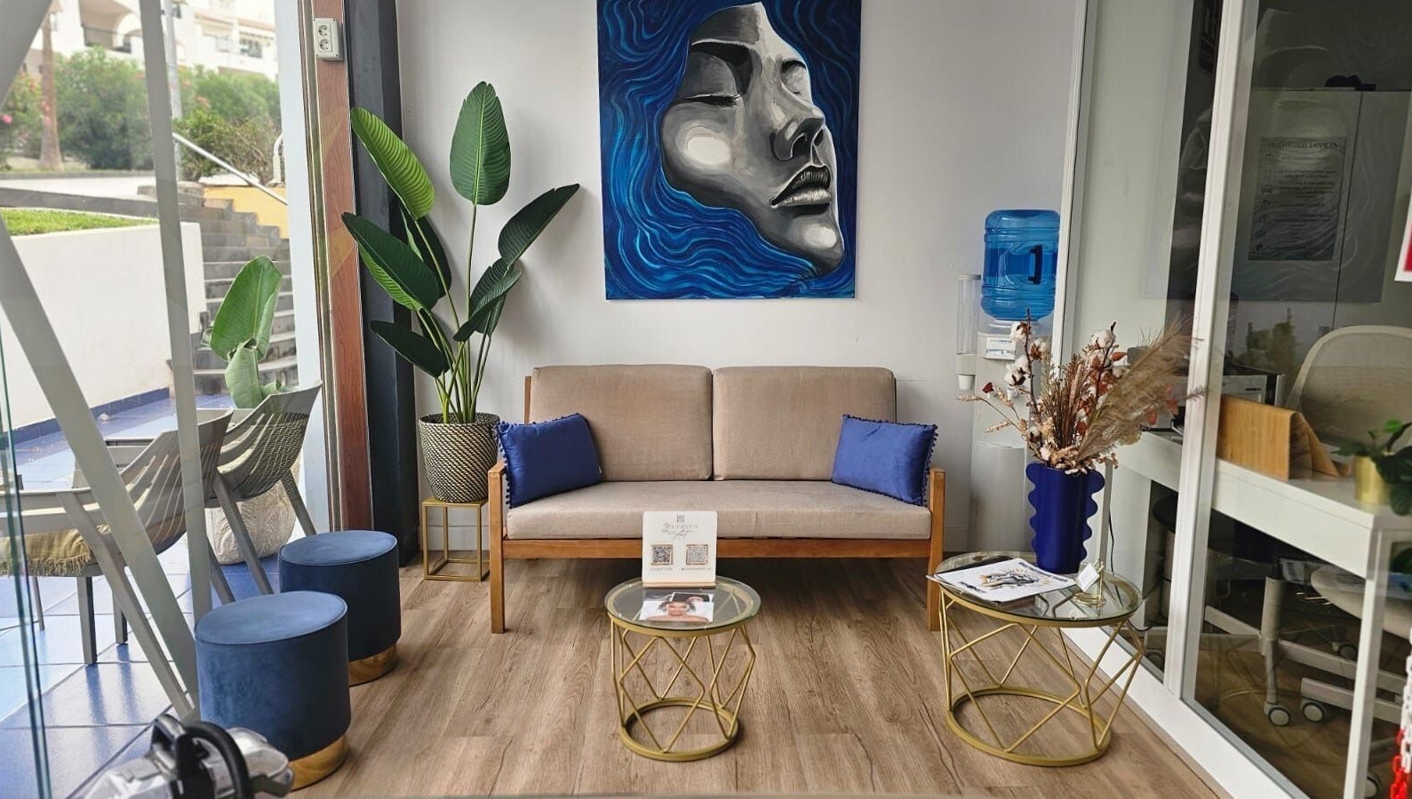 Sala de espera elegante en Alma de Maria, Costa Adeje, Canarias, ES, con sofás y decoración moderna.