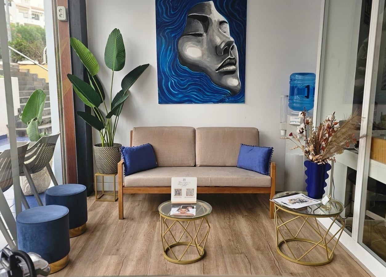 Sala de espera elegante en Alma de Maria, Costa Adeje, Canarias, ES, con sofás y decoración moderna.