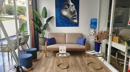 Sala de espera elegante en Alma de Maria, Costa Adeje, Canarias, ES, con sofás y decoración moderna.