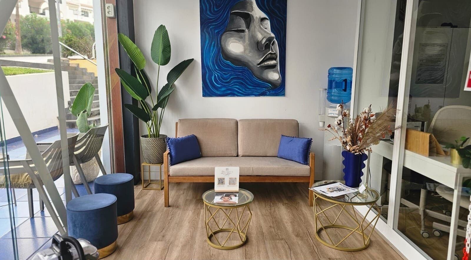 Sala de espera elegante en Alma de Maria, Costa Adeje, Canarias, ES, con sofás y decoración moderna.