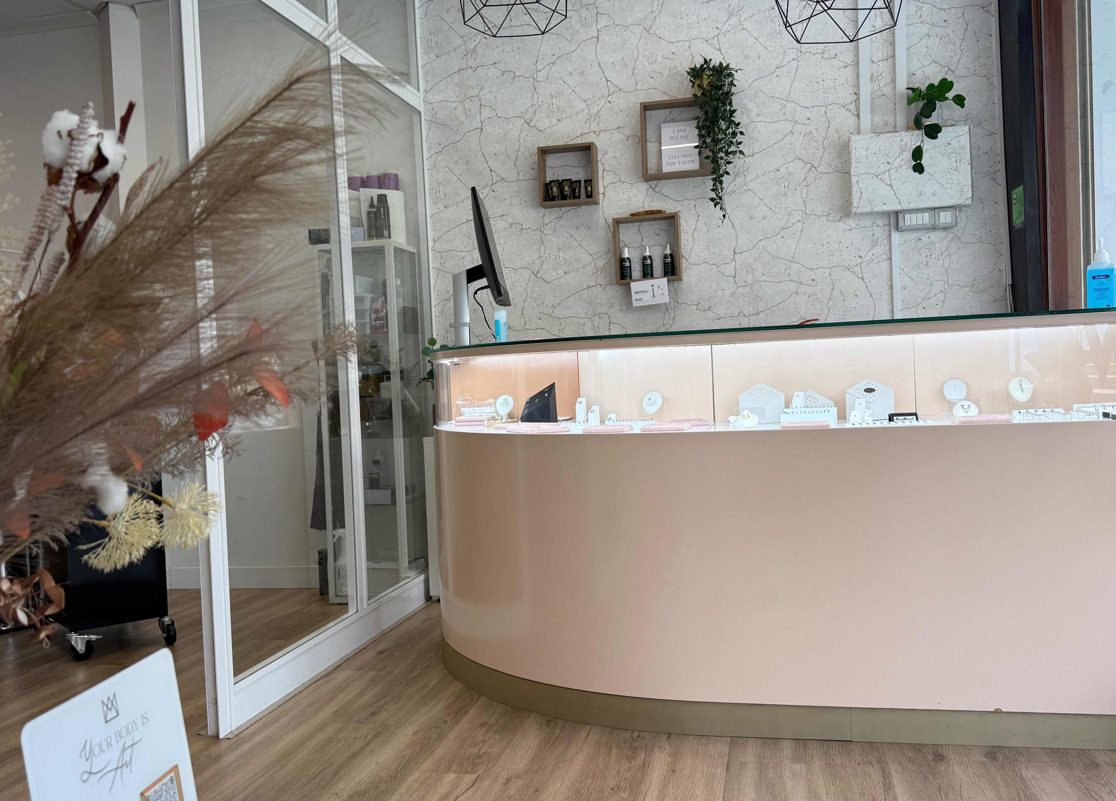 Recepción moderna y acogedora en Alma de Maria, Costa Adeje, Canarias, ES.