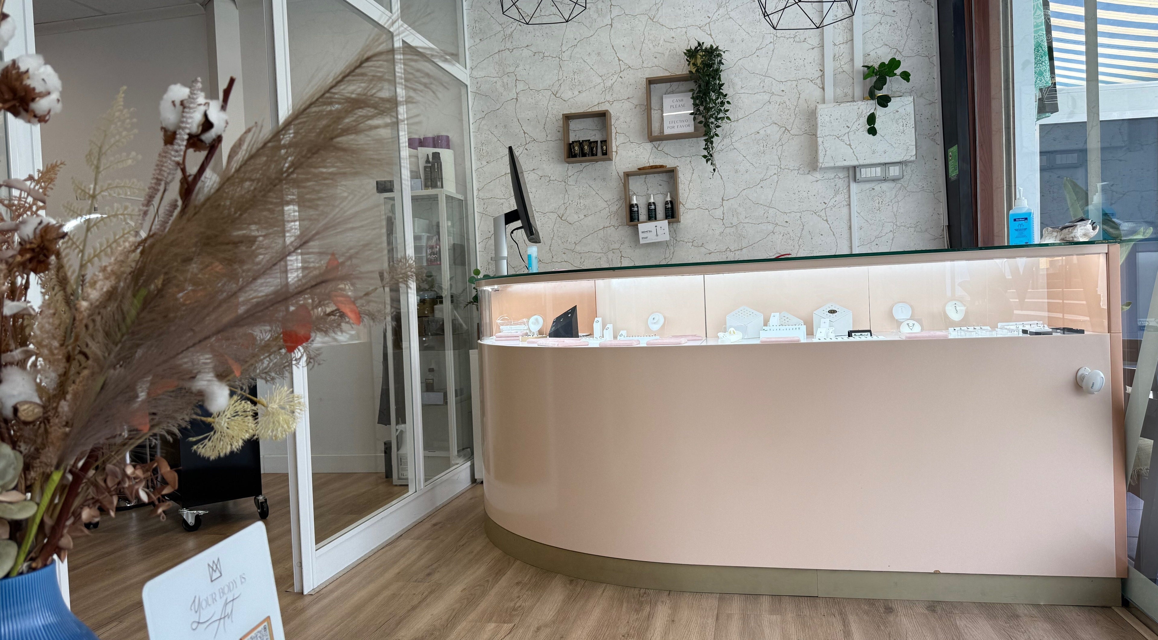 Recepción moderna y acogedora en Alma de Maria, Costa Adeje, Canarias, ES.