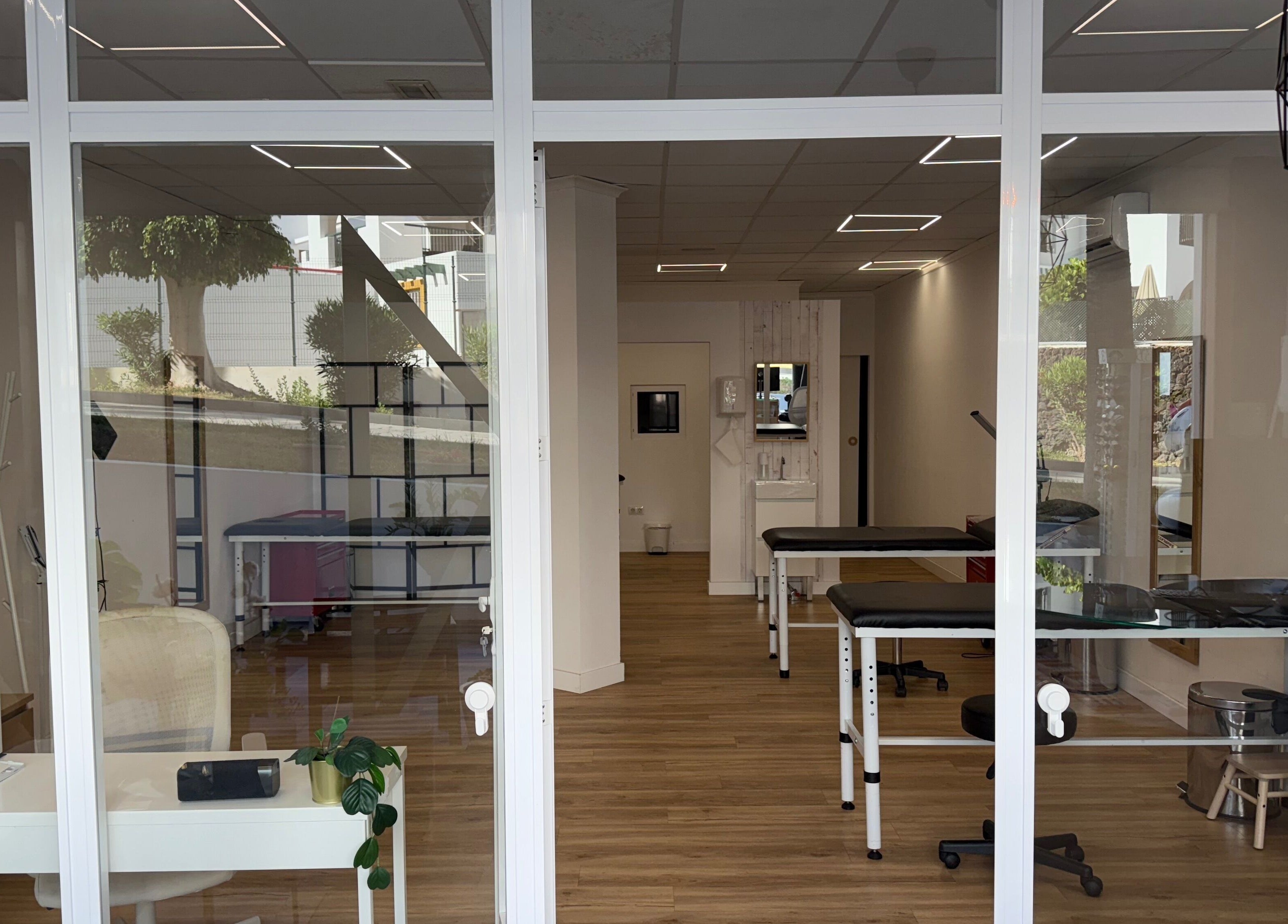 Interior moderno de Alma de Maria, Costa Adeje, Canarias, ES. Sala luminosa con paredes de cristal.