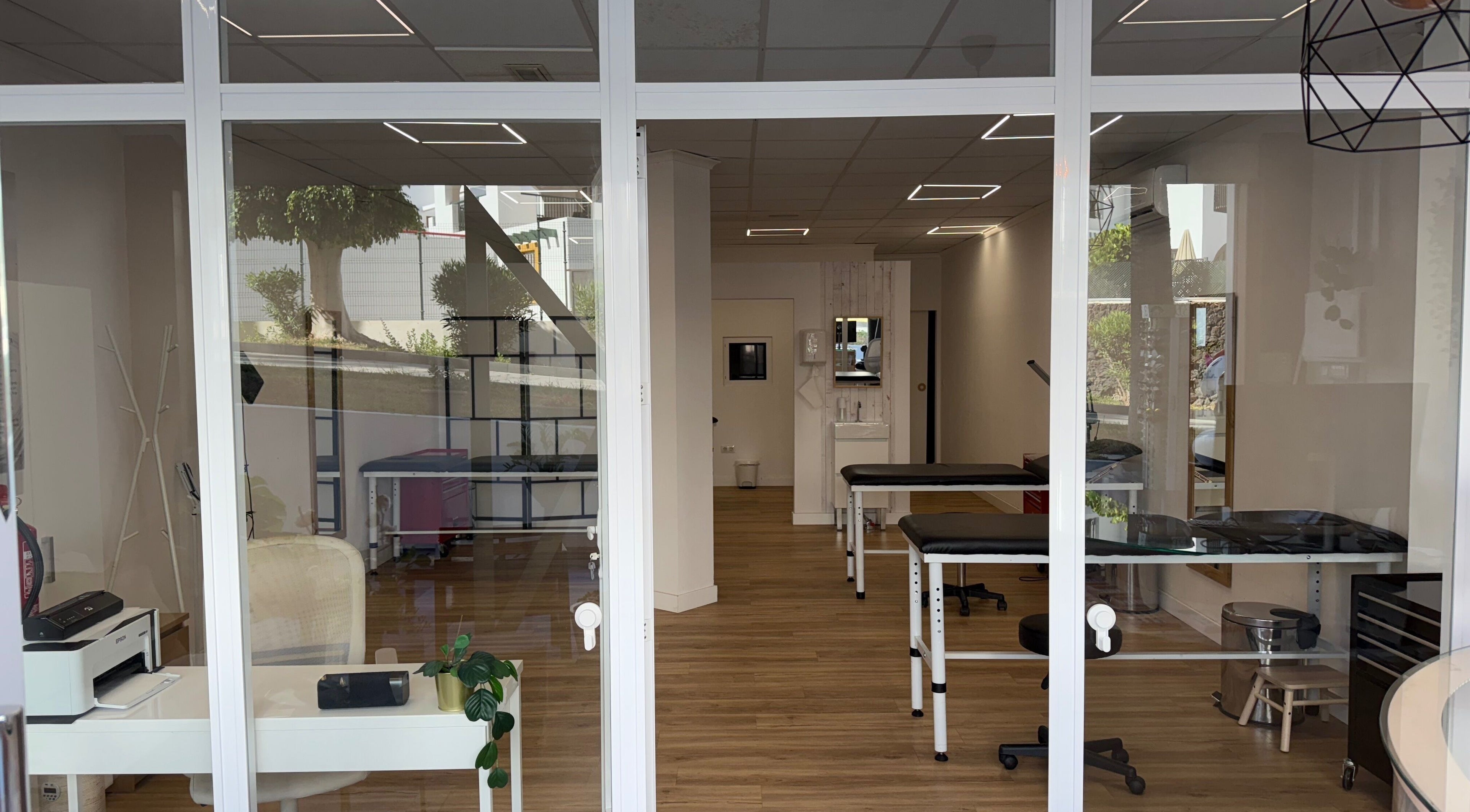 Interior moderno de Alma de Maria, Costa Adeje, Canarias, ES. Sala luminosa con paredes de cristal.