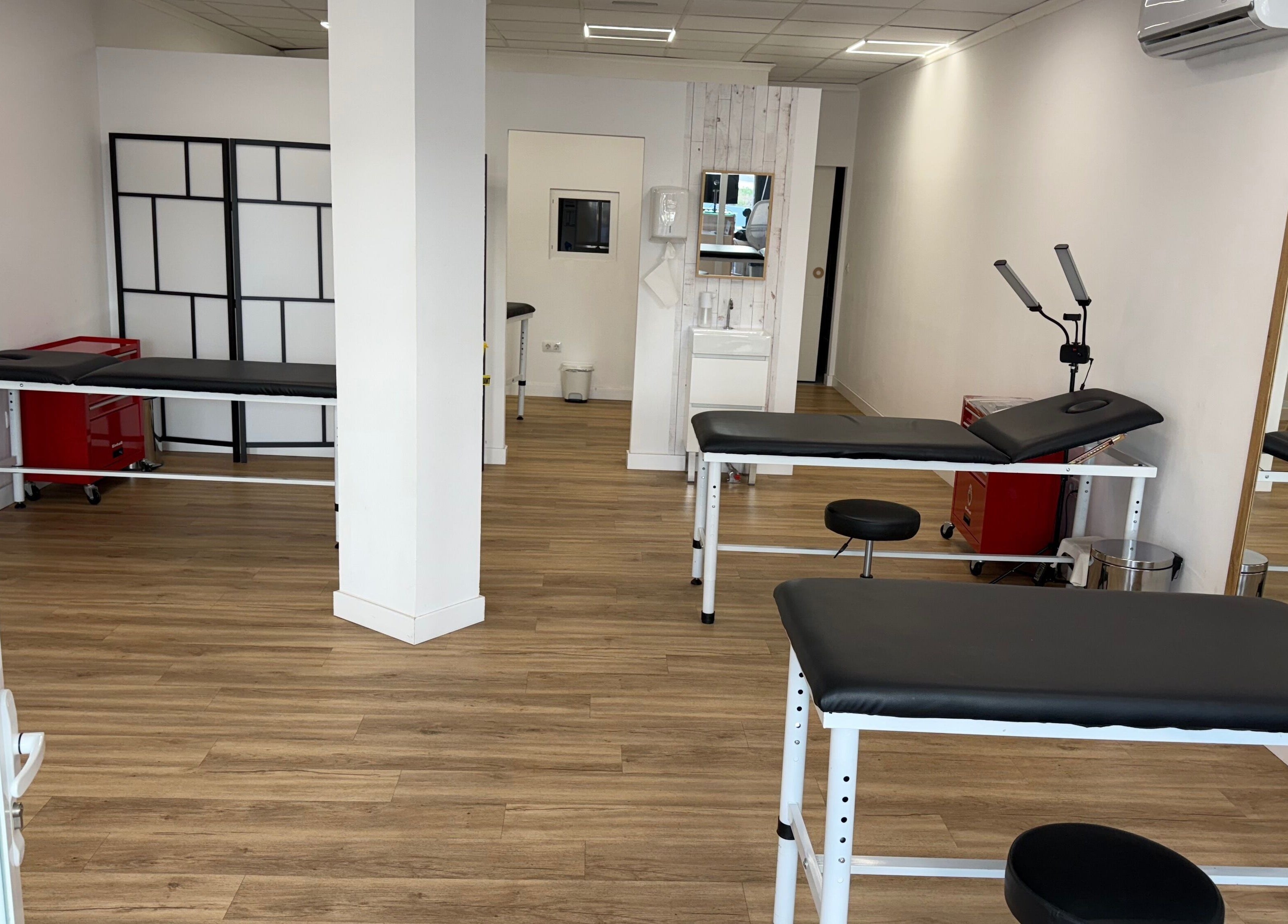 Sala de tratamiento elegante en Alma de Maria, Costa Adeje, Canarias, ES, con camillas y decoración moderna.