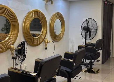 Elegant salon chairs and gold mirrors at Lyns Beauty Salon in Shah Alam, Selangor, MY.
