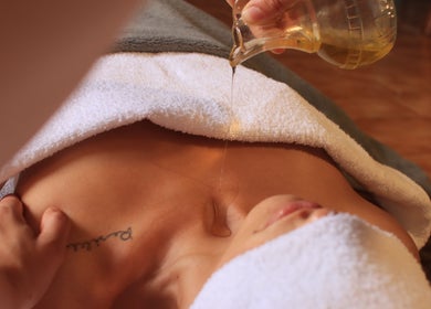 Terapia com óleo em Rosalusa • Massagem e Bem-estar, Costa Da Caparica, Setúbal, PT.