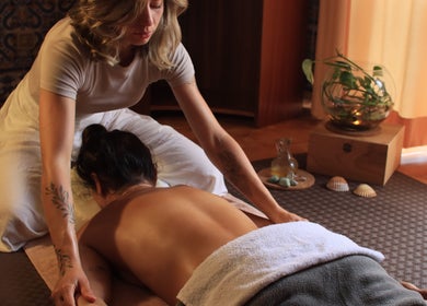 Sessão de massagem relaxante no Rosalusa • Massagem e Bem-estar, Costa Da Caparica, Setúbal, PT.
