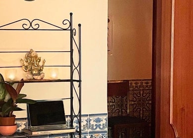 Estante com estátua de Ganesha em Rosalusa • Massagem e Bem-estar, Costa Da Caparica, Setúbal, PT.