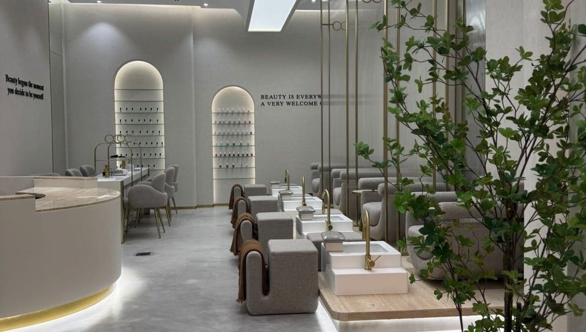 الدخول إلى صالة حديثة في مركز أوكتا ليديز للتجميل، شارع أبوظبي أبوظبي، الإمارات.