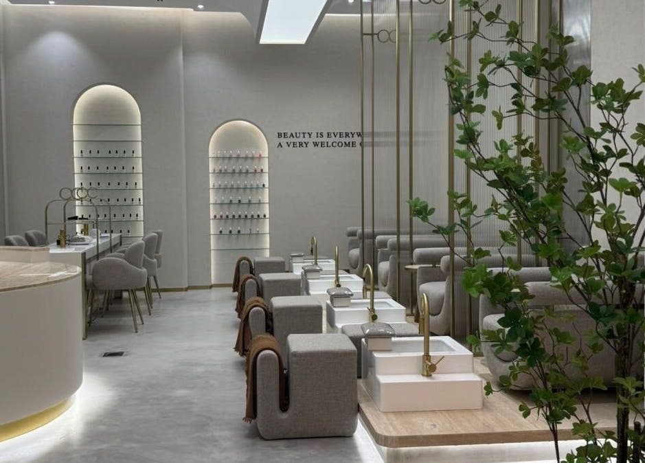 الدخول إلى صالة حديثة في مركز أوكتا ليديز للتجميل، شارع أبوظبي أبوظبي، الإمارات.