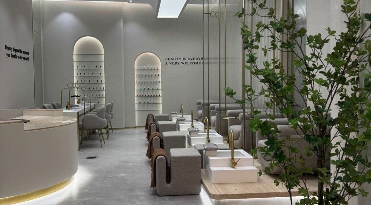 الدخول إلى صالة حديثة في مركز أوكتا ليديز للتجميل، شارع أبوظبي أبوظبي، الإمارات.